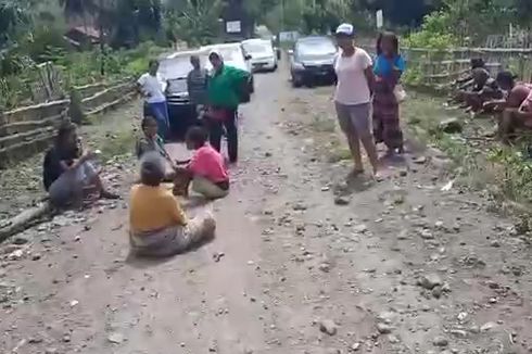 Ibu-ibu di Nagakeo Duduk di Tengah Jalan, Adang Aparat dan Petugas Menuju Lokasi Pembangunan Waduk Lambo