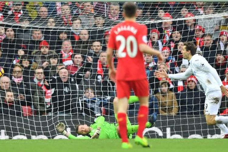 Fernando Llorente merayakan gol Swansea City ke gawang Liverpool pada partai lanjutan di Stadion Anfield, Sabtu (21/1/2017).