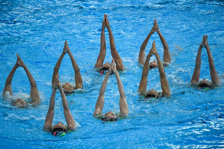 Tim renang artistik Jepang menampilkan gerakan dalam final Renang Artistik nomor Technical Routine Asian Games ke-18 Tahun 2018 di Aquatic Center, Gelora Bung Karno Senayan, Jakarta Pusat, Rabu (29/8/2018). Tim renang artistik Cina berhasil meraih medali emas.