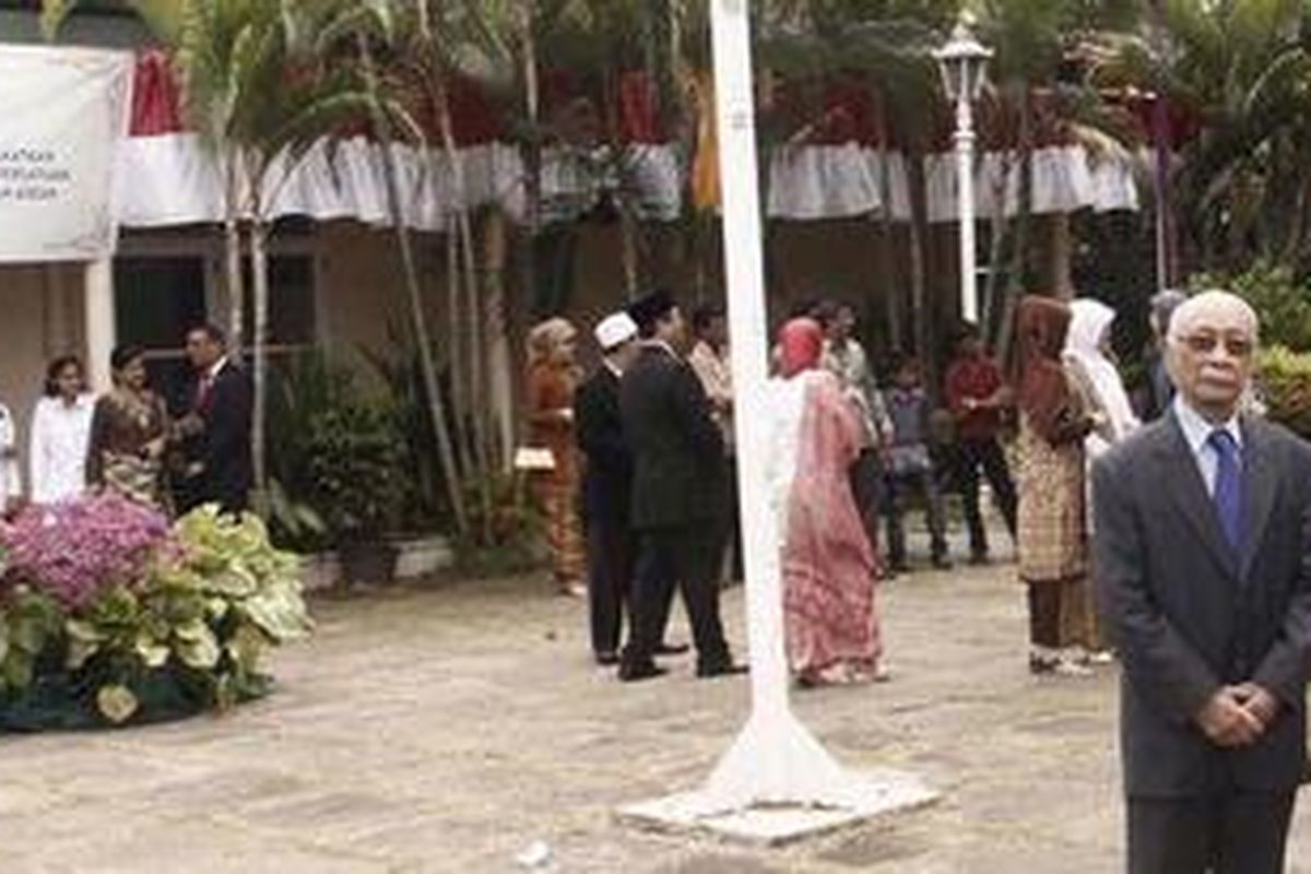 B.D.K. Saldin, salah satu peserta upacara pengibaran sang saka Merah Putih di KBRI Colombo, Sri Lanka, pada 17 Agustus 2011, adalah warga Melayu keturunan Indonesia