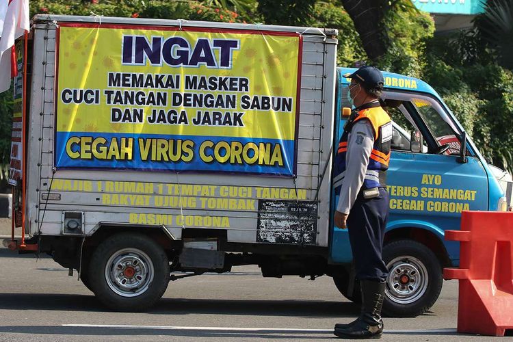 Foto dirilis Kamis (25/6/2020), memperlihatkan petugas gabungan melakukan penyekatan saat Pembatasan Sosial Berskala Besar (PSBB) Tahap III di Bundaran Waru, Surabaya, Jawa Timur. Sekitar 4.312 aparat gabungan diterjunkan guna mengamankan pelaksanaan PSBB di Kota Surabaya, Kabupaten Gresik, dan Kabupaten Sidoarjo, yang tiga kawasan itu lebih dikenal dengan Surabaya Raya.