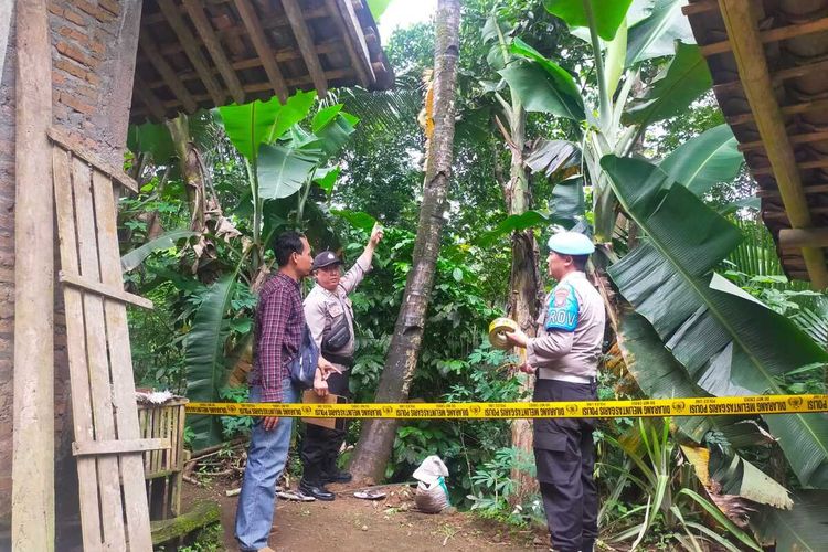Kepolisian Sektor Kokap, Polres Kulon Progo mendatangi orang meninggal dunia di atas pohon kelapa pada Pedukuhan Sermo Lor, Kalurahan Hargowilis, Kapanewon Kokap, Kabupaten Kulon Progo.