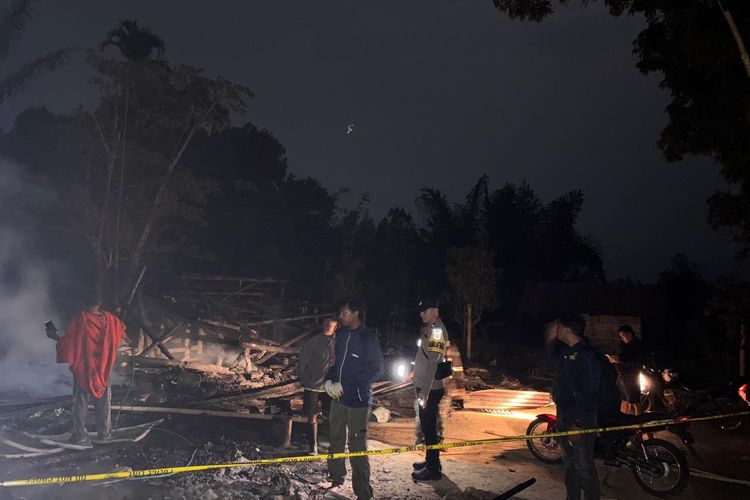 Ditinggal Pergi Pemilik, Rumah Adat Tongkonan di Mamasa Hangus Terbakar