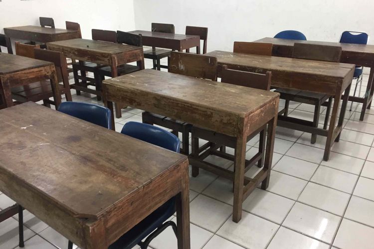 Ini Penampakan Kursi  dan Meja Reyot di  SMAN 75 Tipar Cakung