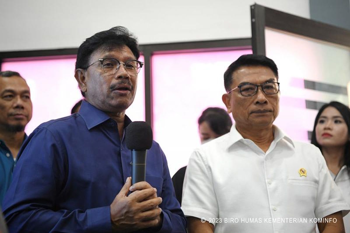 Menkominfo Johnny G. Plate memberikan penjelasan kepada jurnalis peserta media gathering di Kantor Network Operation Center PT. Telkom Indonesia, Labuan Bajo, Manggarai Barat, Nusa Tenggara Timur, Rabu (03/05/202). 
