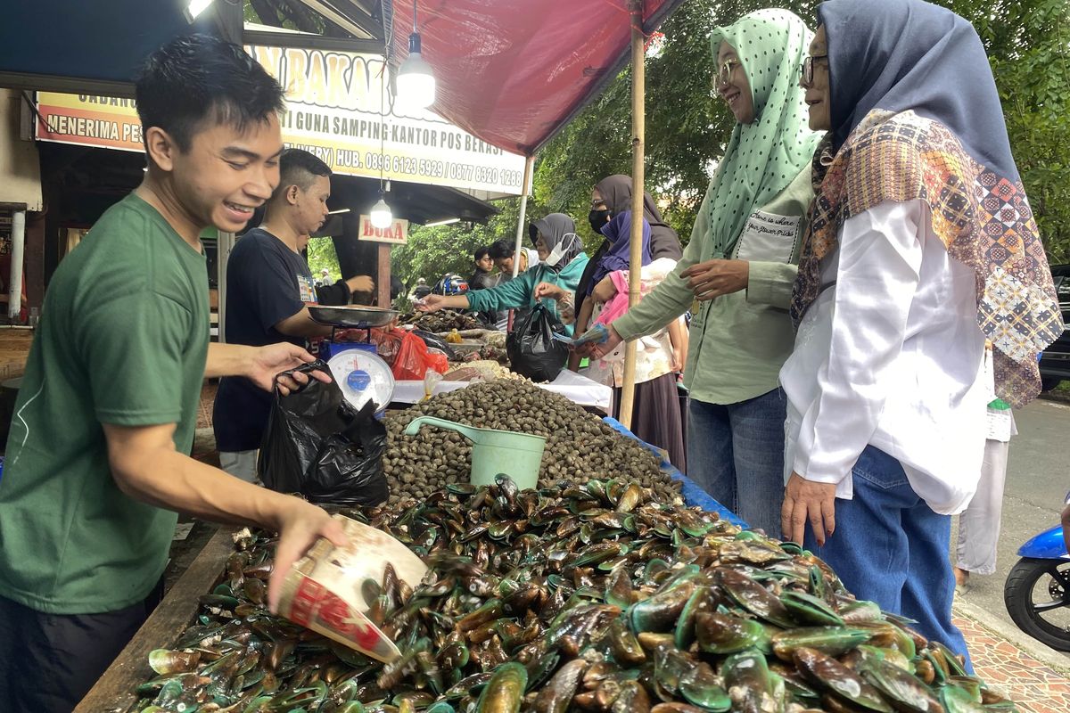 Pedagang Kerang di Bekasi Raup Cuan Jelang Tahun Baru, Ludes 1 Ton Per Hari