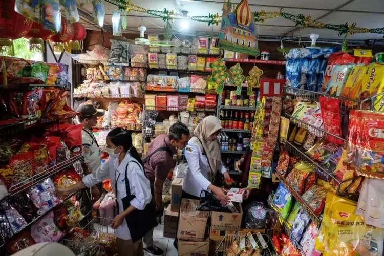 Petugas Dinas Kesehatan Kota Surakarta memeriksa kondisi makanan ringan saat inspeksi mendadak di Pasar Gede, Solo, Jawa Tengah, Rabu (11/03). Banyak produk kebutuhan rumah tangga yang dikemas dengan plastik.