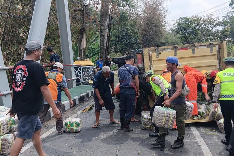 Oleng Usai Pecah Ban, Truk Pengangkut Makaroni Terguling di Jalan Lingkar Salatiga