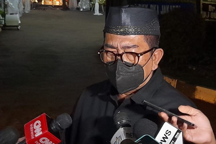 Politisi senior PDI-P Henry Yosodiningrat saat mendatangi Rumah Dinas Menpan-RB Tjahjo Kumolo di Jalan Widya Chandra IV Nomor 22, Jakarta Selatan, Jumat (1/7/2022) malam.
