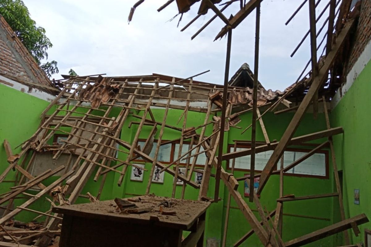 Bangunan atap lapuk, ruang kelas 1 SDN 2 Mangge ambruk. Beruntung saat kejadian pihak sekolah telah mengantisipasi dengan memindahkan kegiatan belajar mengajar kelas 1 ke ruang mushola sekolah.