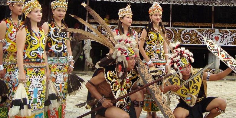 Desa Budaya Pampang adalah tempat wisata untuk melihat budaya suku Dayak di Kalimantan.