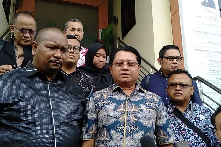 Tim kuasa hukum penyanyi Virgoun, Wijayono Hadi Sukrisno (tengah, kemeja batik) dan Adrianus Agal (kiri, kemeja hitam) memberikan pernyataan usai sidang mediasi perceraian kliennya dengan Inara Rusli di Pengadilan Agama Jakarta Barat, Rabu (7/6/2023).