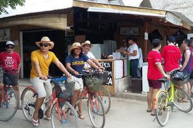 Wisatawan Berkeliling Pulau Gili Trawangan dengan Bersepeda. 
