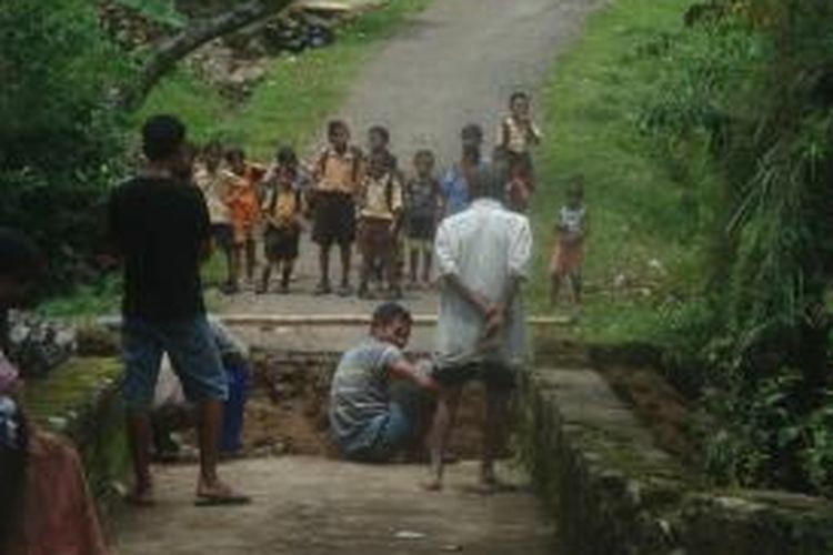 Sejumlah pelajar terpaksa turun ke sungai dan menerjang arus sungai untuk sampai ke sekolah akibat jembatan ambrol, di Kecamatan Kajoran, Kabupaten Magelang, Sabtu (23/11/2013).