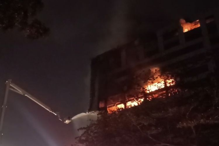 Lewat Tengah Malam, Kebakaran Gedung Bapenda Jakarta Belum Padam