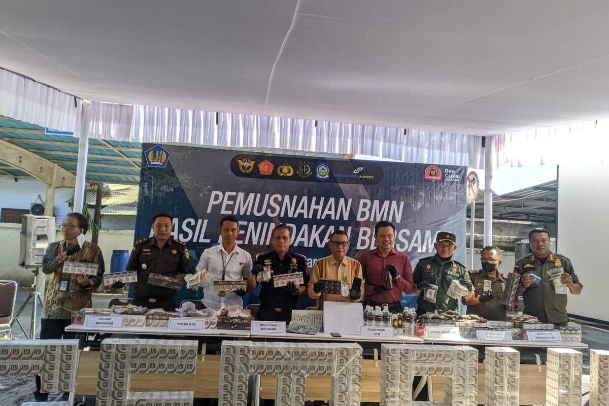Pemusnahan rokok ilegal oleh beacukai Mataram, Selasa (18/7/2023)