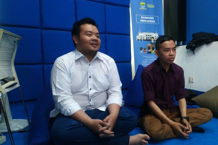 Yoel Yosaphat (32) (kanan), Caleg PSI untuk DPRD Kota Bandung. 