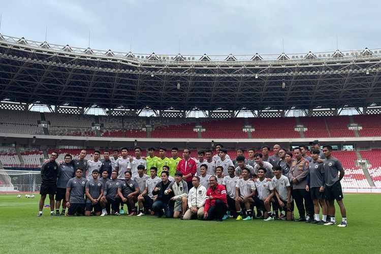 Joko Widodo bertemu dengan para pemain timnas U20 Indoneaia di Stadion Utama Gelora Bung Karno, Senayan, Jakarta, pada Sabtu (1/4/2023).