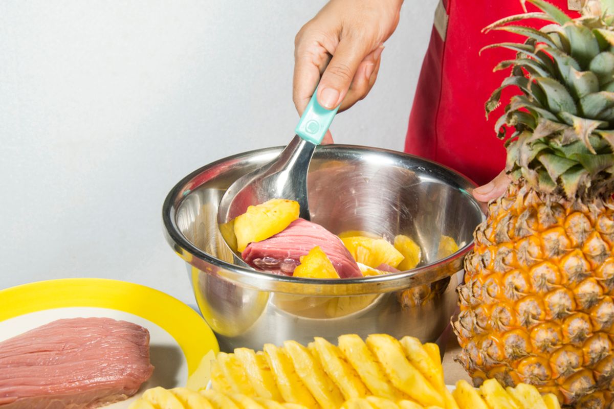 Ilustrasi mengempukkan daging menggunakan nanas. 