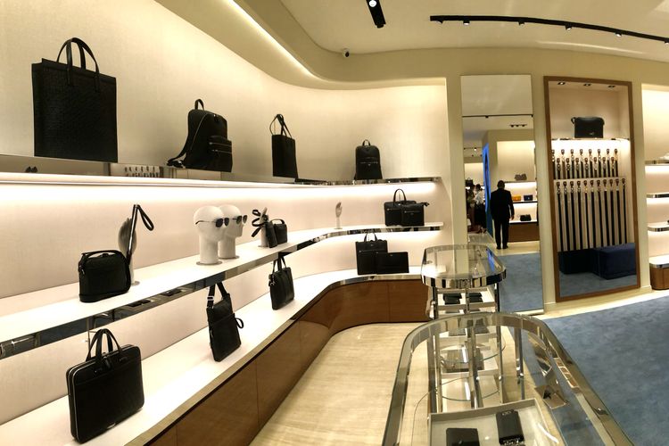 Bagian barang-barang pria di butik Ferragamo, Plaza Indonesia