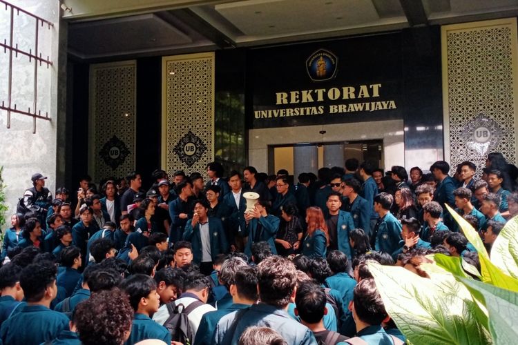 Ratusan mahasiswa Universitas Brawijaya (UB) menggeruduk rektorat untuk menyuarakan penurunan biaya Uang Kuliah Tunggal (UKT) yang menjadi polemik nasional.
