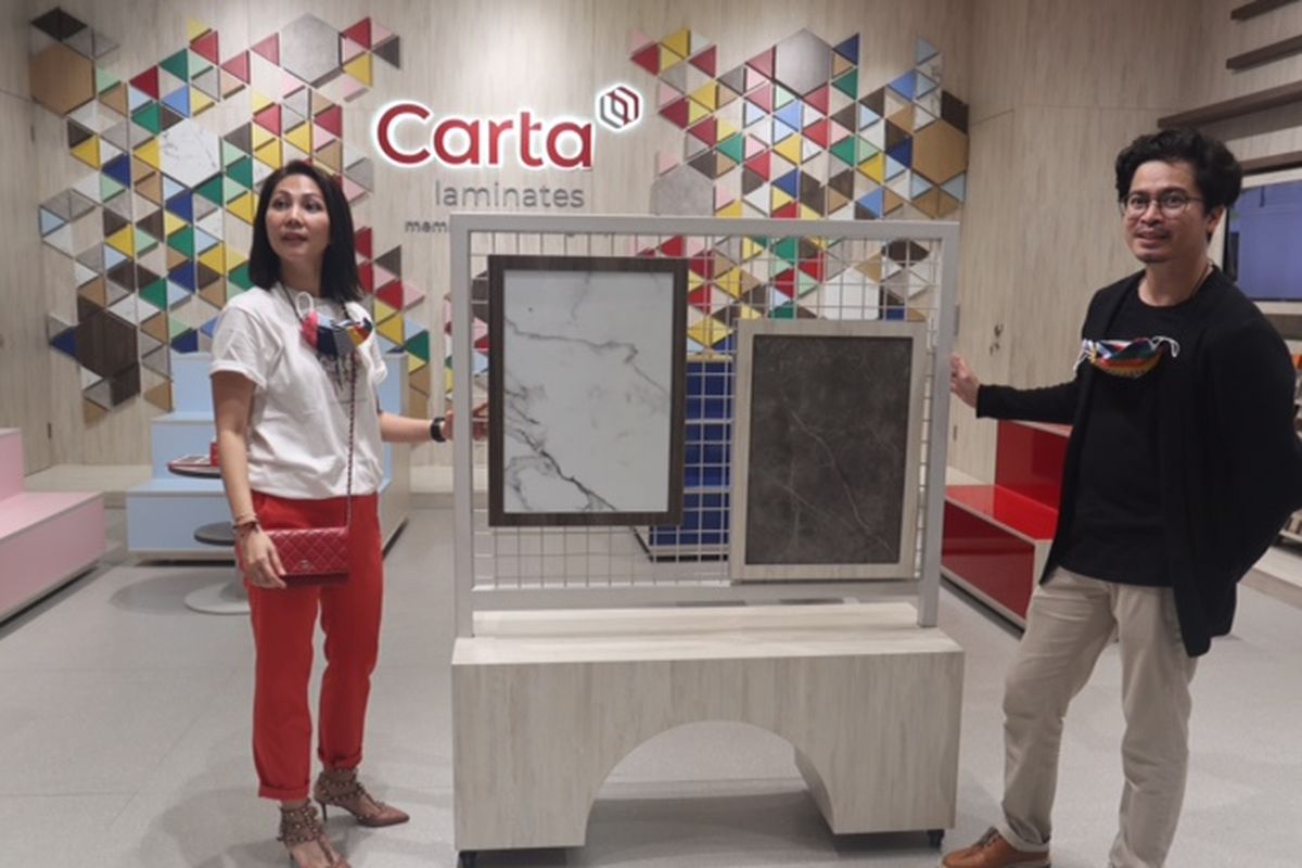 Shirley Sagita Antono, Director PT Prasetya Gema Mulia dan selaku brand principal Carta Laminates dan Handhy Hardian, Desainer studiohand saat menjelaskan produk Carta di showroom Carta yang berada di SOUTH78, Serpong.