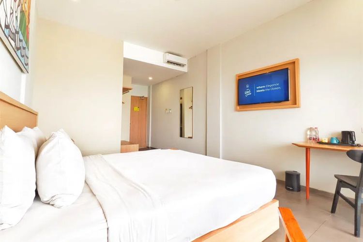 Banyak hotel di Carita-Anyer yang menawarkan akses langsung ke pantai pasir putih, lengkap dengan kolam renang dan view laut. Salah satunya The West Cove Hotel.