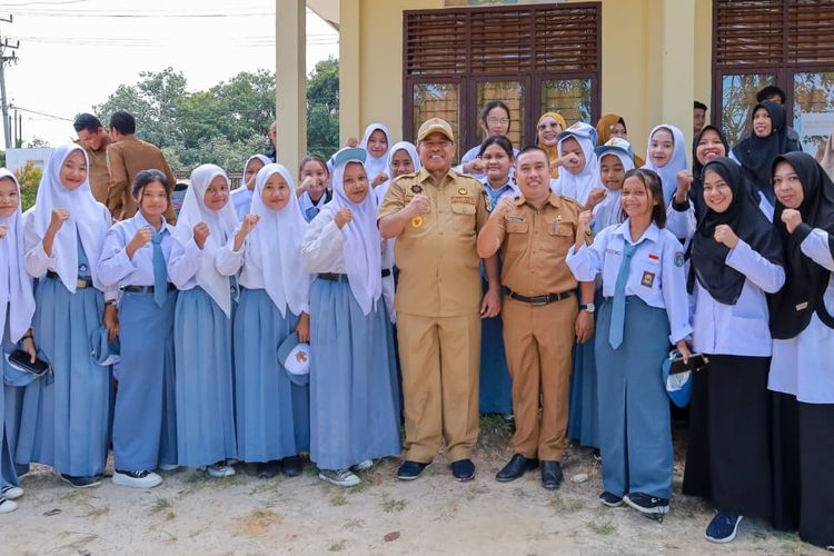 Anak-anak sekolah menengah atas (SMA) di Kabupaten Siak yang menerima bantuan pendidikan dari Pemerintah Kabupaten (Pemkab) Siak tengah berfoto bersama. 