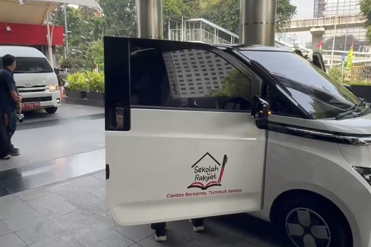 Naik Mobil Listrik ke KPK, Gus Ipul: Ini Mobil Operasional Kemensos