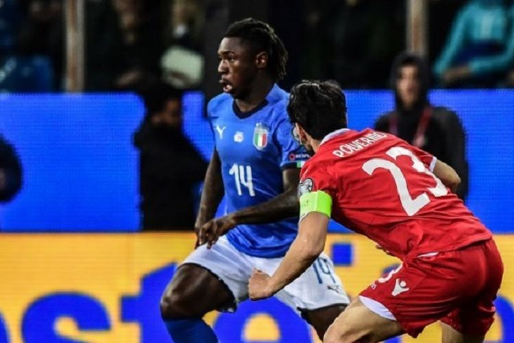 Aksi penyerang Italia, Moise Kean (biru), saat pertandingan Grup J Kualifikasi  Euro 2020 antara Italia vs Liechtenstein pada 26 Maret 2019 di Stadion Ennio-Tardini di Parma.