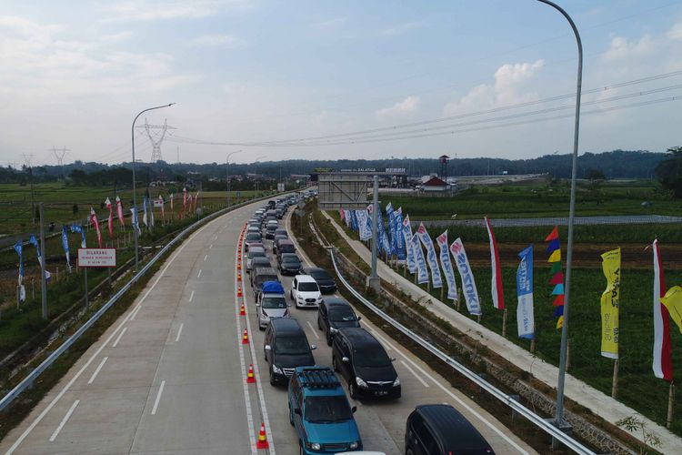 Kendaraan pemudik terpantau ramai keluar di Gerbang Tol Salatiga, Salatiga, Jawa Tengah, Rabu (21/6/2017). Pemudik berasal dari Jalan Tol Bawen-Salatiga yang sudah difungsionalkan pada H-7.