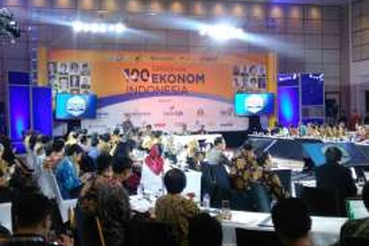 Presiden RI Joko Widodo memberikan pidato kunci dalam Sarasehan 100 Ekonom Indonesia, Jakarta, Selasa (6/12/2016).