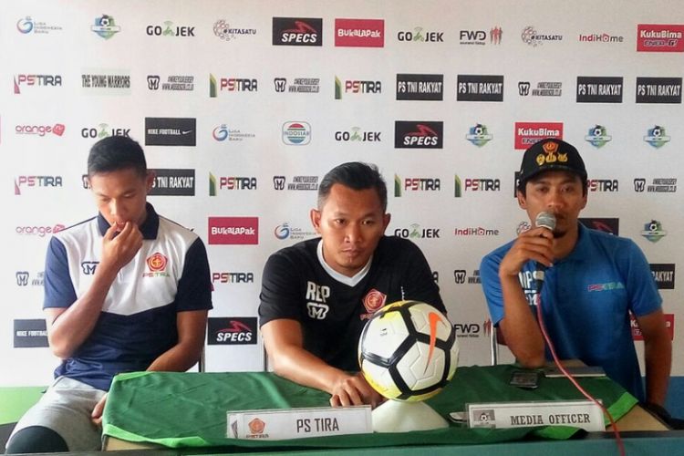 Pelatih PS Tira Rudy Eka Priambada bersama pemain belakang PS Tira, Andy Setyo dalam jumpa pers