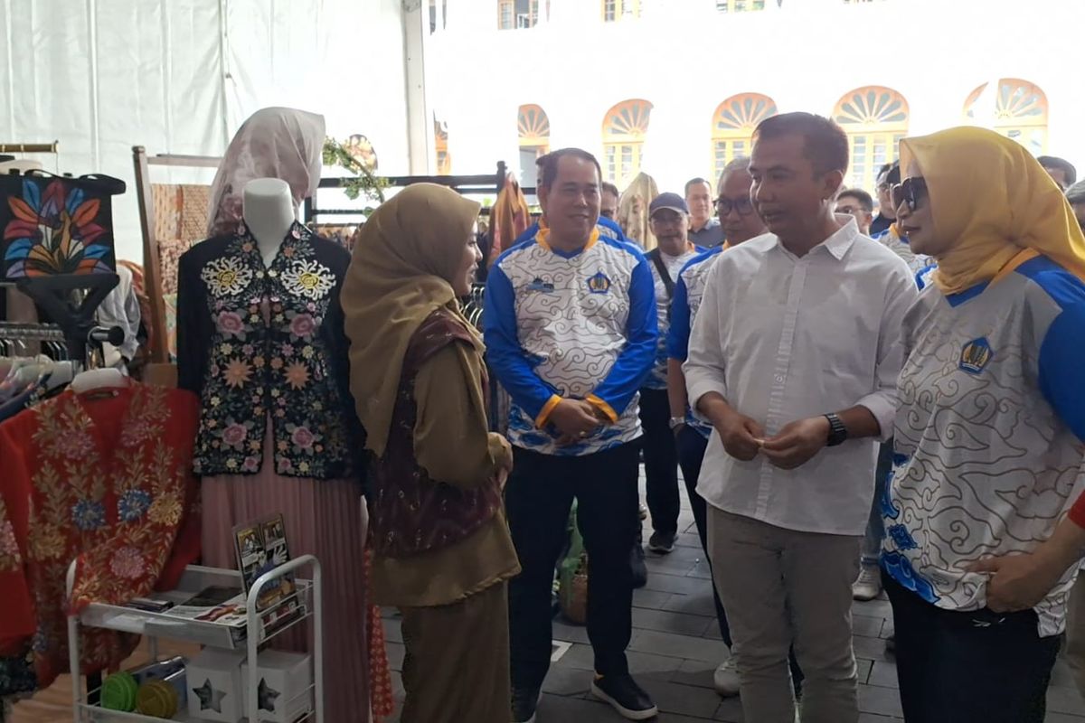 Pj Gubernur Jawa Barat Bey Machmudin bersama Dirjen Bea dan Cukai Kemenkeu Askolani tengah melihat-lihat produk UMKM Jabar.