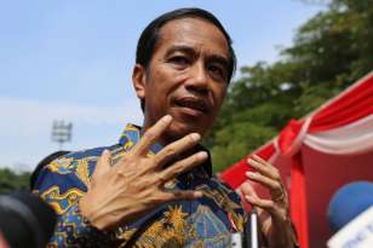 Presiden Joko Widodo saat memberikan keterangan pers terkait kasus Gubernur non-aktif DKI Jakarta Basuki Tjahaja Purnama yang ditetapkan sebagai tersangka dalam kasus penodaan agama di acara Fruit Indonesia 2016 di Lapangan Parkir Timur Senayan Jakarta, Kamis (16/11/2016).