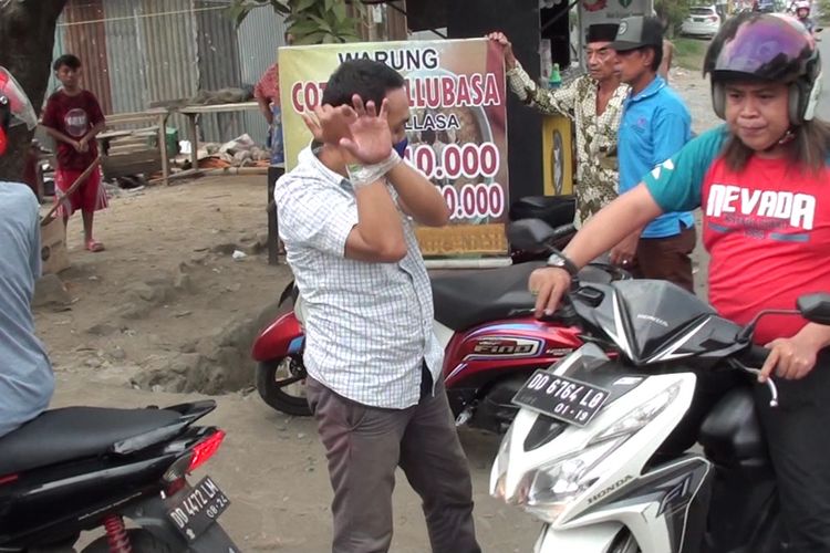 Tim Anti Bandit Polres Gowa, Sulawesi Selatan menggelandang seorang residivis usai memperdaya korbannya dengan mengaku sebagai perwira polisi. Rabu, (4/11/2020).