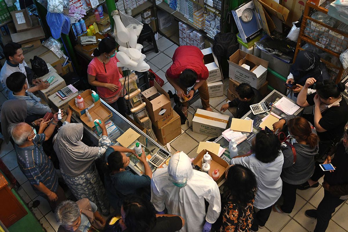 Sejumlah warga membeli masker dan cairan pembersih tangan (hand sanitizer) di Pasar Pramuka, Jakarta, Senin (2/3/2020). Harga masker dan hand sanitizer di sentra alat kesehatan tersebut mengalami lonjakan dari 600 persen hingga 1.400 persen akibat permintaan konsumen yang meningkat drastis setelah Presiden Joko Widodo mengumumkan dua warga Kota Depok positif terinfeksi virus corona.