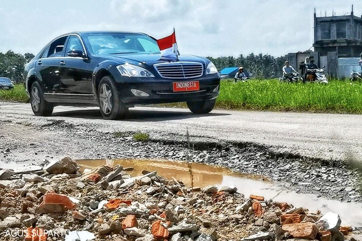 Presiden Joko Widodo melintasi jalanan rusak dalam kunjungannya ke Provinsi Lampung, Jumat (5/5/2023). Dalam kunjungan ini Jokowi menyatakan jika pemerintah daerah tak mampu memperbaiki jalan yang rusak maka akan ditarik ke pusat.