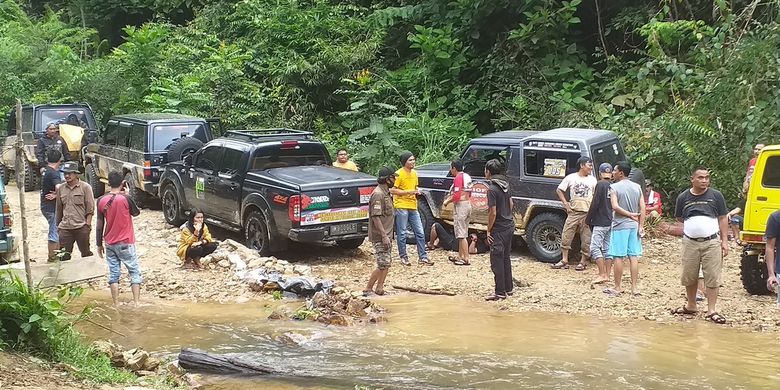 Tim off road berhenti untuk istirahat dan makan disebuah sungai sebelum melanjutkan perjalanan yang lebih menantang.