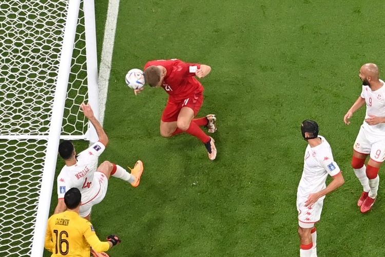 Pemain depan Denmark Andreas Cornelius (merah) gagal memanfaatkan kesempatan untuk mencetak gol pada laga Grup D Piala Dunia 2022 Qatar antara Denmark vs Tunisia di Education City Stadium di Al-Rayyan, Doha, pada 22 November 2022.