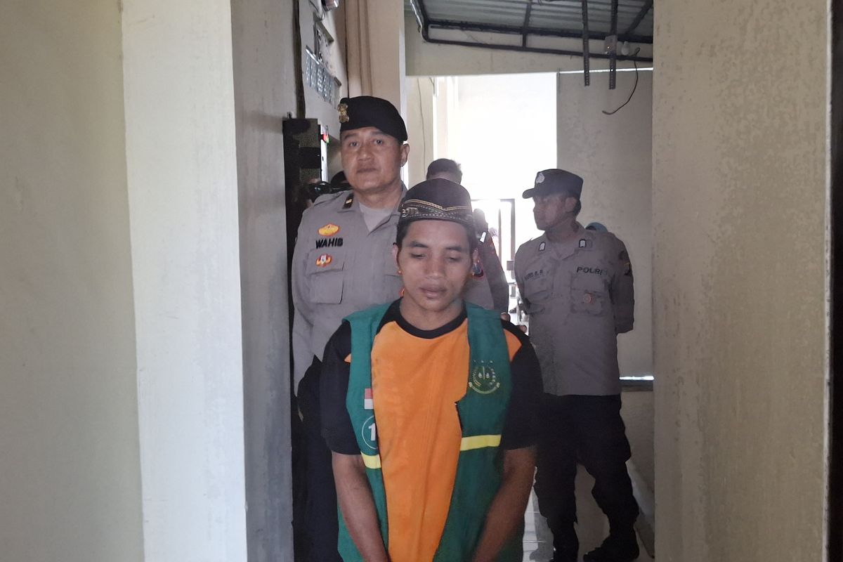 Bambang keluar ruang sidang usai divonis 20 tahun penjara oleh hakim, Selasa (29/4/2025).