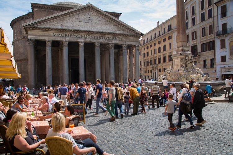 Piazza della Rotonda, salah satu destinasi favorit para turis dunia di Roma, Italia. Fenomena sinkhole muncul di kota kuno ini.