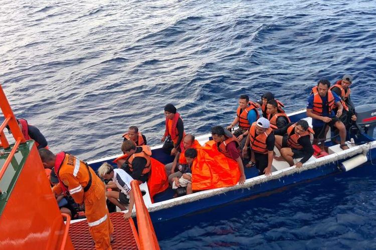 Kapal Pinisi Tenggelam Dihantam Gelombang di Laut Maluku, 13  Penumpang Dievakuasi