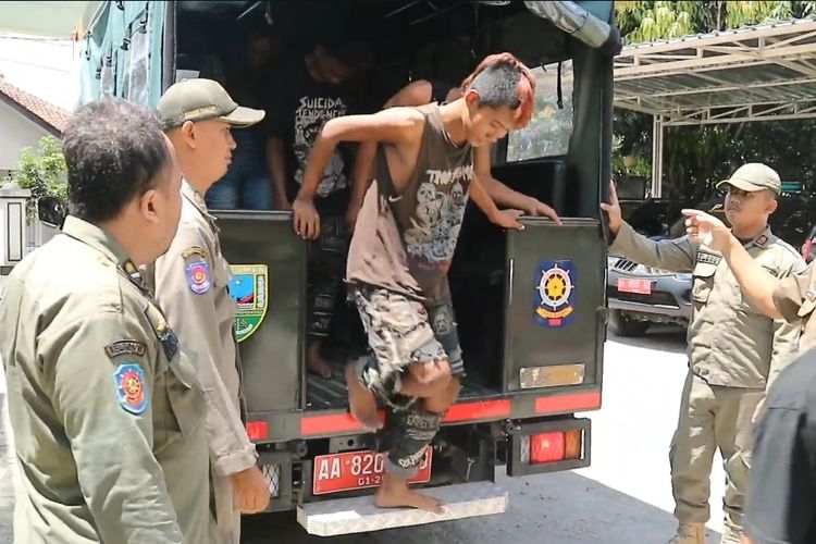 Satuan Polisi Pamong Praja (Satpol PP) Kabupaten Kebumen, Jawa Tengah mengamankan 12 orang anak punk dan pengamen karena menganggu ketenteraman dan ketertiban umum pada Senin (18/3/2024)