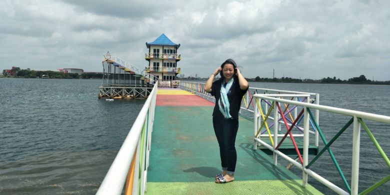 Pengunjung menikmati pemandangan danau Jakabaring Sport City, Palembang, Sumatera Selatan.