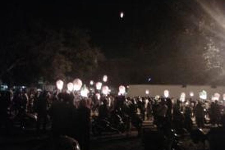 Warga Solo menerbangkan lampion di Benteng Vastenberg, Solo, Senin (20/10/2014).