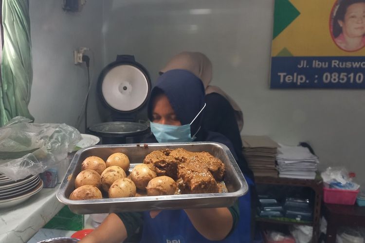 Warung Bu Spoed di Kota Yogyakarta yang sudah berdiri sejak 1920, dengan menu andalan Terik Daging dan Lombok Kethok, Selasa (28/1/2025)