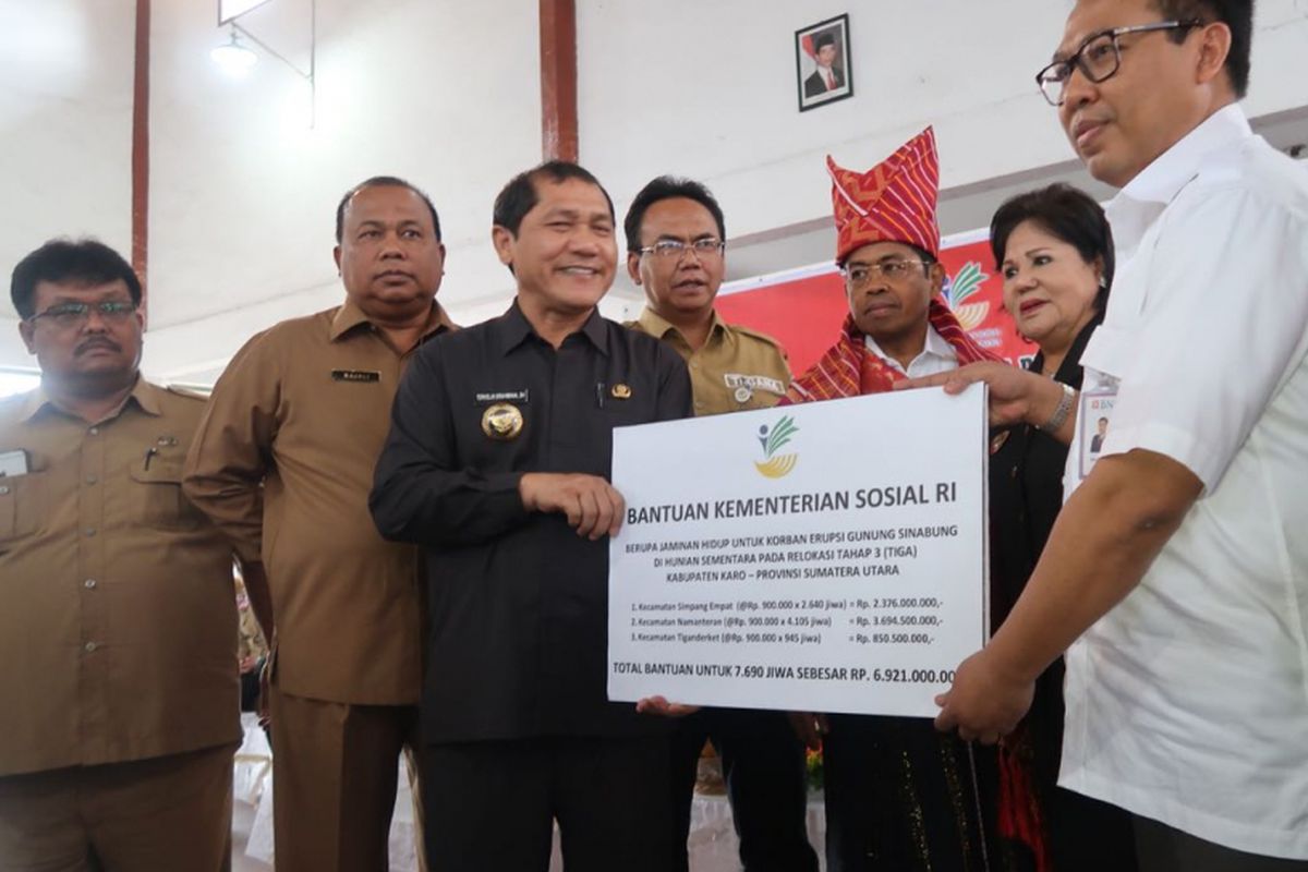 Menteri Sosial Idrus Marham menyerahkan bantuan sosial bagi masyarakat korban bencana alam Gunung Sinabung di Sumatera Utara, Senin (9/7/2018)