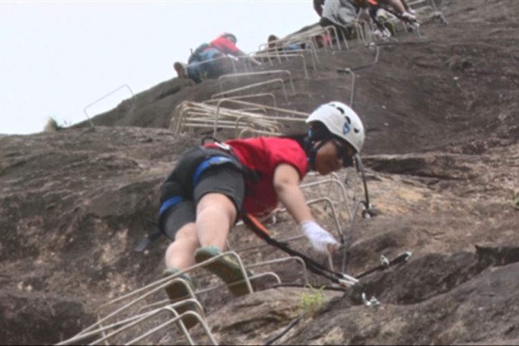 Wisatawan memanjat Via Ferrata di tebing Gunung Sepikul Desa Watuagung, Kecamatan Watulimo, Kabupaten Trenggalek, Jawa Timur, Minggu (1/10/2017).