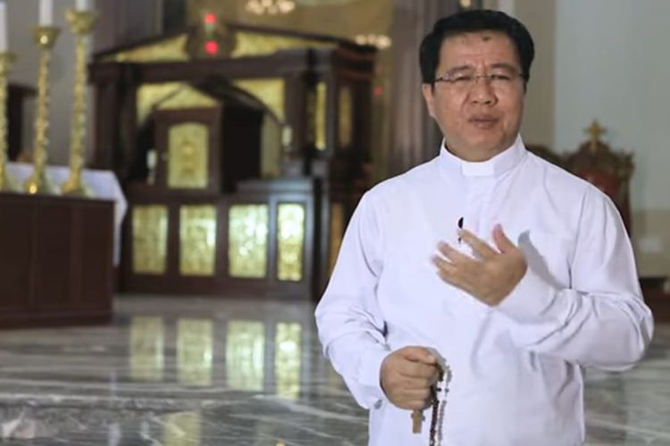 Wakil Keuskupan Agung Samarinda, Pastor Moses Komela Avan saat memberikan renungan tentang Menyuburkan Pertumbuhan Iman di Gereja Katedral, Samarinda, Kaltim, Minggu (24/5/2020). 